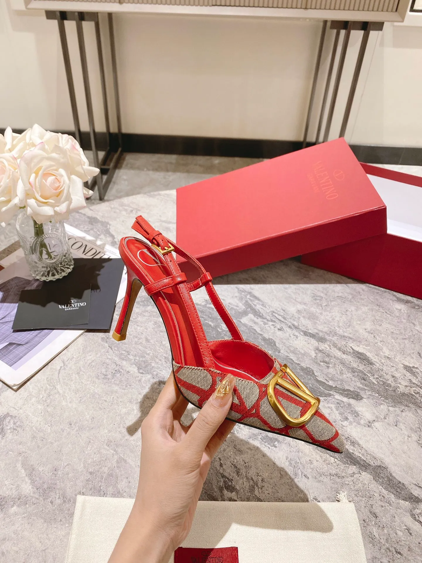 👟👟Ex-factory price 440👟👟 Genuine leather sole +40 Top version 𝑉𝐴𝐿𝐸𝑁𝑇𝐼𝑁𝑂 Valentino 2023 spring and summer new women's 5⃣️color empty back sandals The unique [V logo fabric printing pattern] brings out a full sense of high-end, and the new season will live up to expectations! Worth buying★Absolutely high-grade❥Original method, Absolutely sensual❥Elegant style, creating a different feeling, simple and elegant style!  Code number: 35-41 (34-42 customized) Fabric: Fabric printed cloth Lining: Sheepskin lining Heel height: 3 options 5cm-8cm-10cm Leather outsole Rubber outsole